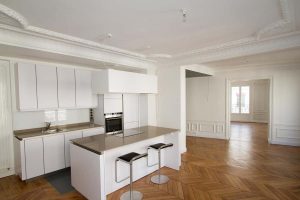 appartement avec parquet à chevrons en bois