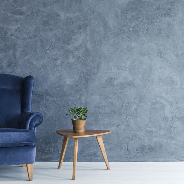Revêtement mural gris bleu derrière fauteuil bleu
