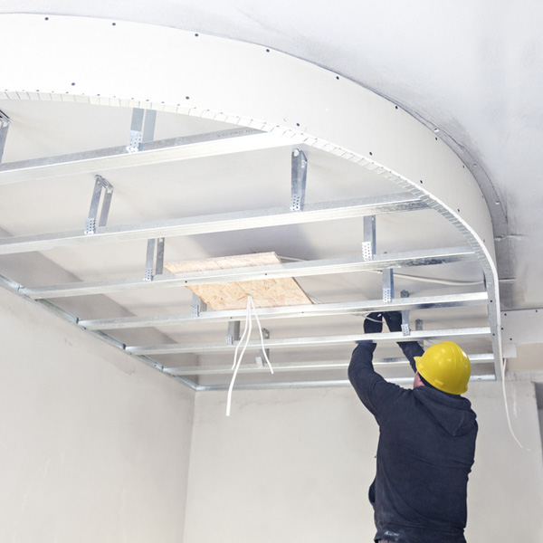 Technicien posant un plafond tendu