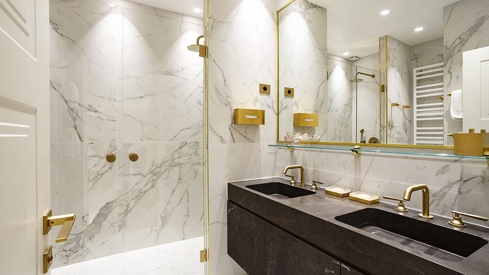 Salle de bain blanche avec effet marbre