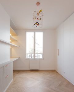 Fenêtre salle blanche avec parquet en chevron